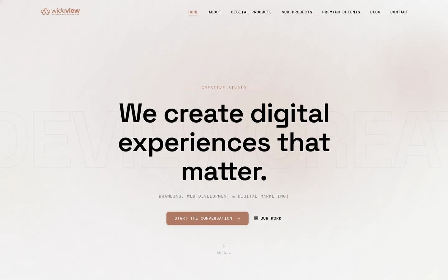 Corporate site desktop hero με oversized type και outline backdrop