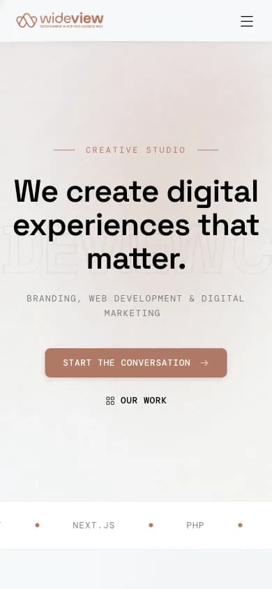 Corporate site mobile hero με typographic statement